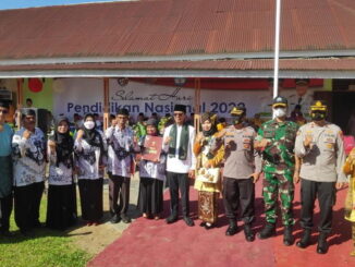 Lima orang guru penerima Satya Lencana Pengabdian usai upacara Hardiknas foto bersama dengan Bupati,Kadisdikbud, dan unsur forkopimda.