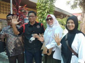H. Nursal Syamsu, SE. Drs. John Helmi, M.Si. Ermidawati mewakili 3 kelas IKASMANLI 84 dalam acara reuni akbar.