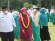 Bupati Suhatri Bur dan Ketua TP PKK Padang Pariaman Ny. Yusrita Suhatri Bur mendampingi Ketua TP PKK Sumbar Ny. Ny. Hj. Harnely Mahyeldi menuju lokasi penilaian.