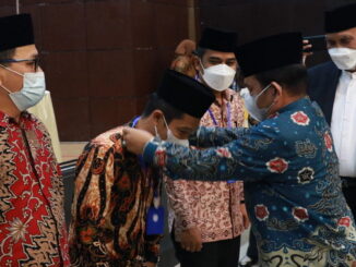 Pengalungan tanda peserta bimbingan teknis penyelenggara ibadah haji.