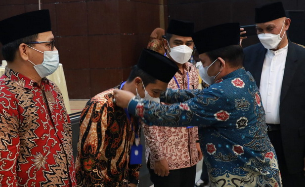 Pengalungan tanda peserta bimbingan teknis penyelenggara ibadah haji.