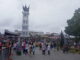 Pengunjung Bukittinggi yang memadati taman Jam Gadang.