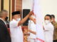 Penyerahan bendera KONI.