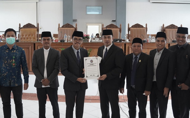 Penyerahan persetujuan DPRD terhadap subtansi revisi RTRW Kabupaten Limapuluh Kota 2021 - 2032 yang sudah ditandatangani.