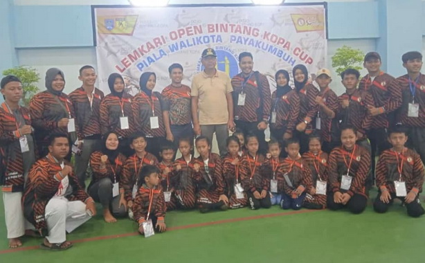 Peserta kejuaraan karate bintang Kopa II bersama Wako Riza Falepi dan panitia.