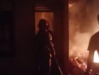 Petugas Damkar Payakumhuh tengah memadamkan api yang membakar bangunan dapur rumah warga di Kelurahan Sapaku.