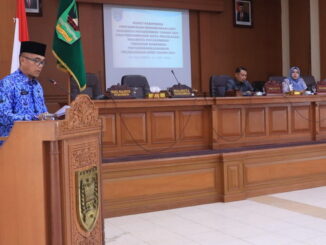 Sekdako Payakumbuh Rida Ananda saat membacakan nota penjelasan Walikota terhadap Ranperda Laporan Pertanggungjawaban APBD 2021.