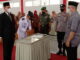 Camat Lima Kaum yang baru Irwan, S.Sos, M.Si sedang menandatangani naskah sertijab.
