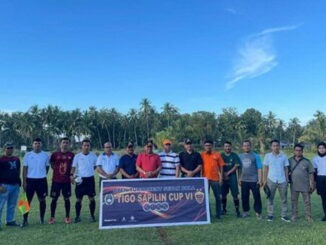Wabup Padang Pariaman Drs. Rahmang, MM bersama n panitia pelaksana dan wasit usai meresmikan Turnamen sepakbola Tigo Sapilin Cup VI/2022.