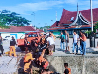 Tim SAR Gabungan Mentawai saat mengevakuasi korban tenggelam.