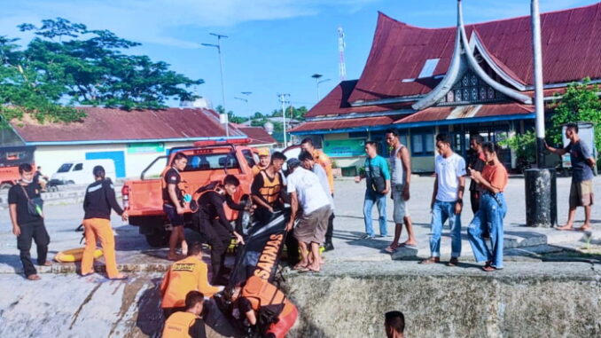 Tim SAR Gabungan Mentawai saat mengevakuasi korban tenggelam.
