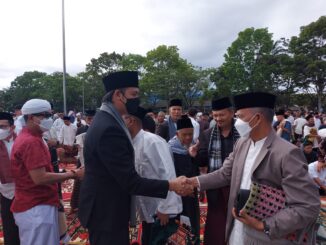 Usai sholat ied, wako Bukittinggi Erman Safar bersalaman dengan jemaah