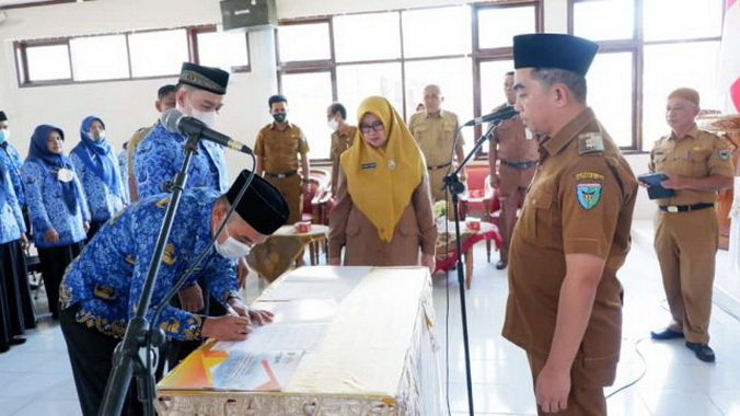 Wabup Hariansyah saat melaksanakan pelantikan.
