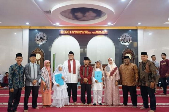 Wabup Richi Aprian bersama peserta dan panitia Khatam Al-Qur'an.