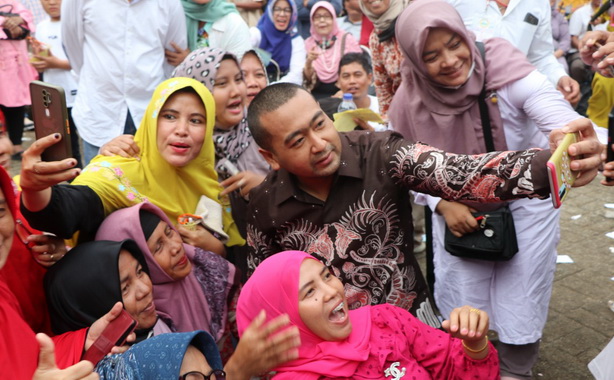 Wagub Audy bersama warga SAS Jakarta.
