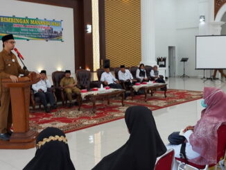 Wako Bukittinggi Erman Safar saa membuka bimbingan manasik haji.