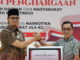 Wako Erman Safar bersama penghargaan yang diterima Polres Bukittinggi.