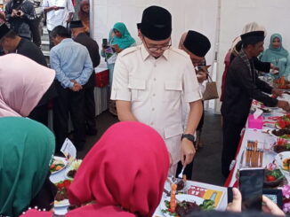 Wako Erman Safar tengah mencicipi randang hasil kerja peserta Festival Gadih Minang Marandang.