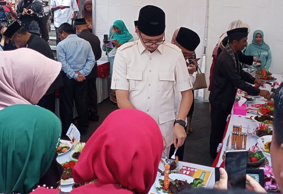Wako Erman Safar tengah mencicipi randang hasil kerja peserta Festival Gadih Minang Marandang.