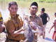 Wali Kota Sawahlunto dan Kepala Desa Talawi Hilie saat panen ikan.