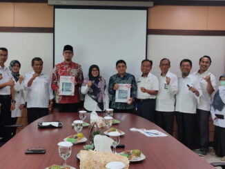 Walikota Bukittinggi bersama ketua DPRD menerima LHP LKPD 2021 di kantor BPK RI Perwakilan Sumbar dengan opini WTP.
