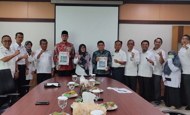 Walikota Bukittinggi bersama ketua DPRD menerima LHP LKPD 2021 di kantor BPK RI Perwakilan Sumbar dengan opini WTP.