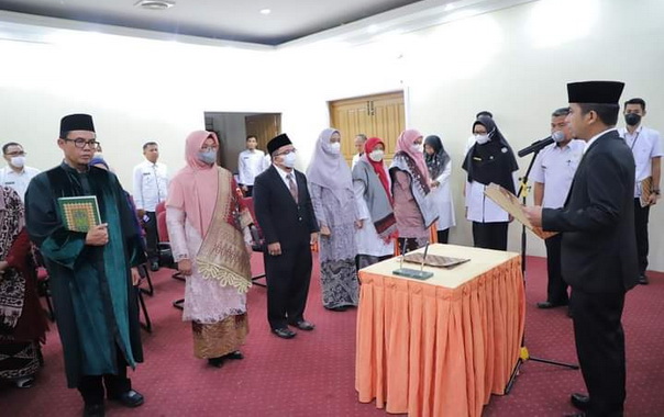 Wawako Ramadhani saat meelantik 7 pejabat di jajaran Pemko Solok.
