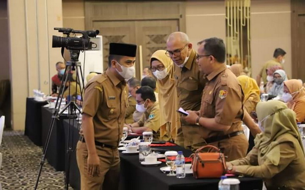 Wawako Ramadhani saat menghadiri konsulidasi serta pengukuhan Tim Percepatan Penurunan Stunting tingkat Provinsi Sumatera Barat.