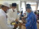 Wali Kota Pariaman Dr. Genius Umar menyerahkan bantuan kain sarung, uang dan sembako kepada Urang Tuo Kota Pariaman.