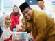 Bupati Padang Pariaman Suhatri Bur Dt. Putiah, SE, MM menyerahkan BLT-DD tahun 2022.