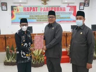 Bupati Eka Putra menyerahkan Ranperda Pelaksanaan APBD Tahun Anggran 2021 kepada Ketua DPRD Rony Mulyadi.
