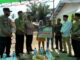 Bupati Padang Pariaman diwakili Staf Ahli Alfian dan rombongan berfoto bersama dengan Lastri usai penyerahan secara simbolis bantuan dana dari Basnas Rp12,5 juta.