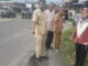 Anggota DPRD Kota Padang, Jupri Mak Dang saat memantau jalan bergelombang dan berlubang di perbatasan Gurun Laweh Nan XX.