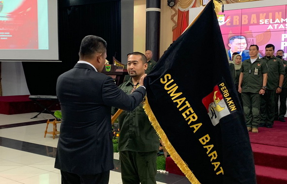 Audy Joinaldy menerima bendera Perbakin.