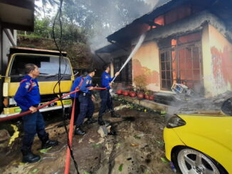 Awak Damkar Payakumbuh tengah berusaha memadamkan api yang membakar rumah Shalniati di Kubang Gadjah, Limbukan.