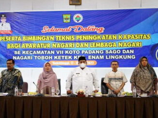 Bupati Padang Pariaman Suhatri Bur, Camat Padang Sago dan Anam Lingkuang dan nara sumber ketika menyanyikan lagu Indonesia Raya pada pembukaan Bimtek.