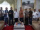 Bupati Eka Putra bersama GM Tekomsel.
