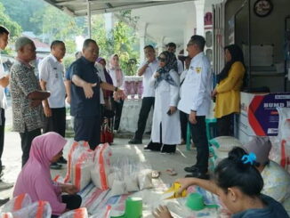 Bupati Eka Putra saat mengunjungi Bumdus Kanter Leans.