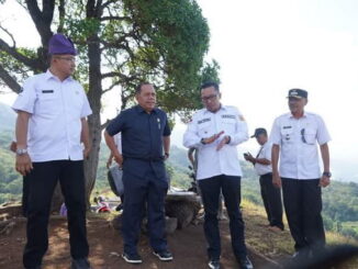 Bupati Eka Putra saat mengunjungi Puncak Macau.