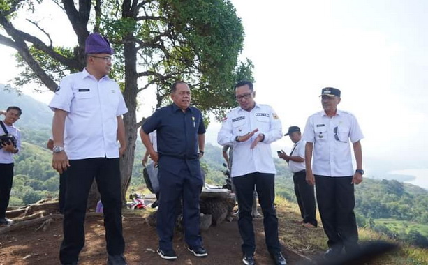 Bupati Eka Putra saat mengunjungi Puncak Macau.