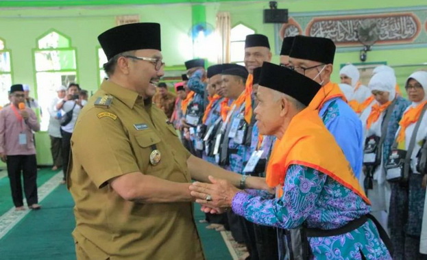 Bupati H. Benny Utama menyalami CJH Kab. Pasaman.
