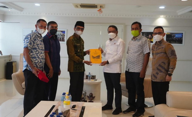 Bupati Safaruddin menyerahkan proposal kebutuhan sarana dan prasarana olahraga di Kabupaten Limapuluh Kota kepada Menpora.