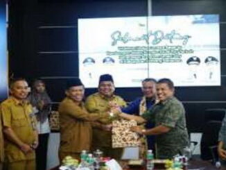 Bupati Suhatri Bur dan Wabup Padang Pariaman Rahmang - yang didampingi kepala Bapelitbangda dan Kadis Kominfo - berfoto bersama Walikota Lhokseumawe Suaidi Yahya.
