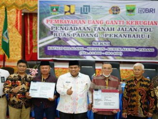 Foto besama usai pembayaran ganti rugi.