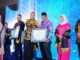 Bupati Suhatri Bur yang didampingi istrinya Ny. Yusrita Suhatri Bur (dua dari kanan) berfoto bersama Wagub Sumbar Audy Joinaldy usai menerima penghargaan sebagai Ayah GenRe Penganyom Terbaik Sumbar tahun 2022.