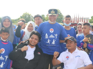 Gubernur Mahyeldi bersama penyandang disabilitas.