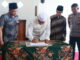Gubernur Mahyeldi menandatangani prasasti peresmian Masjid Al Ikhlas.