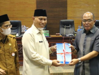Gubernur Mahyeldi menyerahkan nota peranggungjawaban APBD Tahun 2021 kepada Ketua DPRD Sumbar, Supardi.