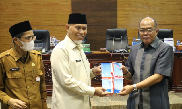 Gubernur Mahyeldi menyerahkan nota peranggungjawaban APBD Tahun 2021 kepada Ketua DPRD Sumbar, Supardi.