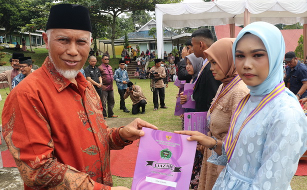 Gubernur Mahyeldi saat memberikan ijazah kepada salah seorang lulusan SMK PP.